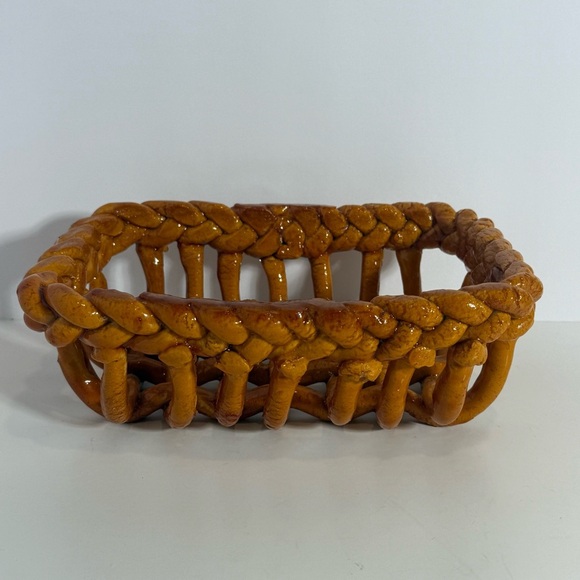 None Other - Unique Basket Weave Bread Basket Bowl Brown Beige Realistic